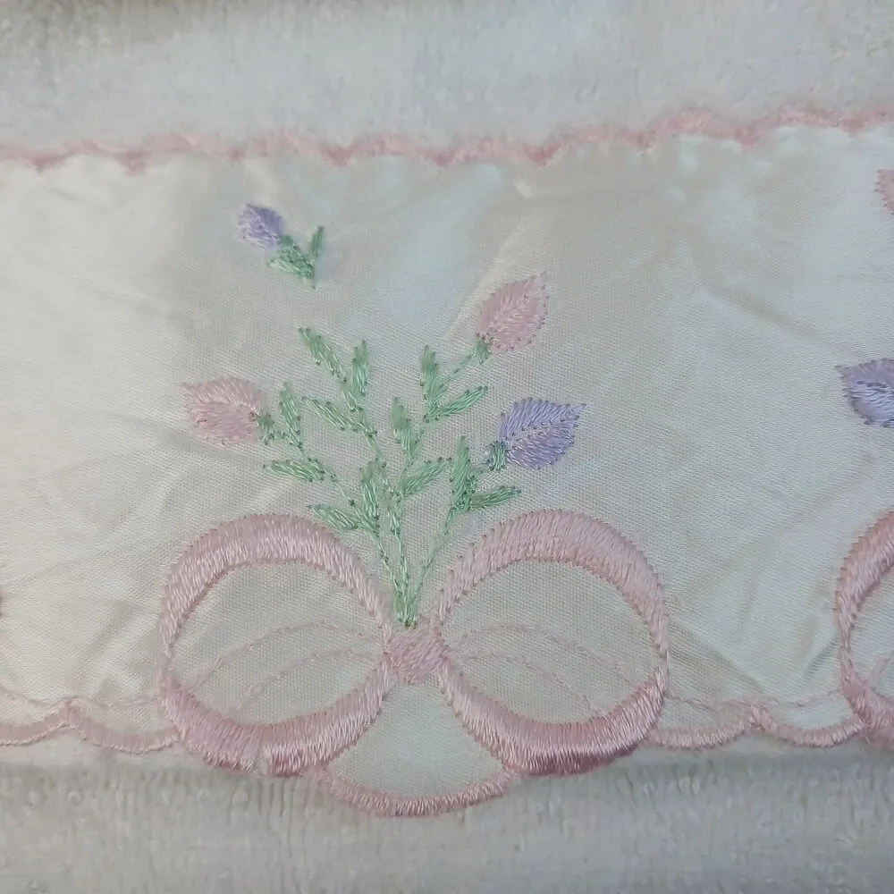 Vintage Avanti Look Towel Set White floral bow Satin Ribbon Scalloped Trim 1978
